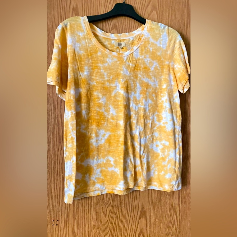 Tshirt size Large. True Craft yellow and white tie dyed look. Short sleeves.